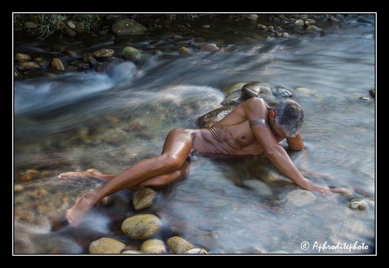 038 Dans le courant d'eau 2